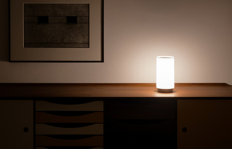 Rechargeable grâce à un port USB, la lampe « Bugia » diffuse une lumière douce sans s’encombrer d’un fil.