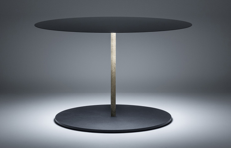 La lampe « Calvino » est un trésor d’inventivité : au-dessus de l’ampoule, en guise d’abat-jour, un disque miroir circulaire, qui peut être orienté en fonction de ce que l’on souhaite éclairer et qui reflète en même temps l’environnement autour.