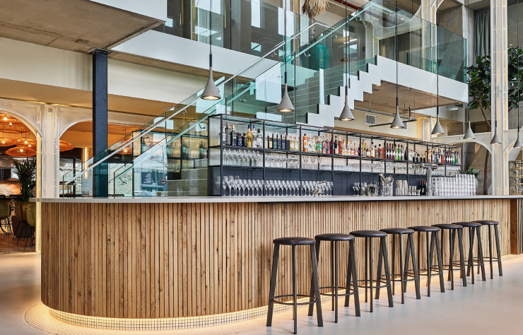 A l’intérieur, la structure du bâtiment répond à une palette de matériaux naturelle et chaleureuse.