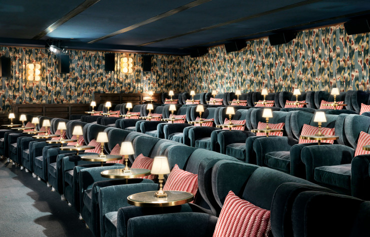 La salle de cinéma mixe velours et tentures du Rajasthan.