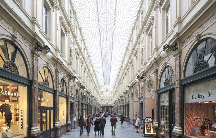 Chef-d’œuvre du XIXe, les Galeries royales Saint- Hubert, trois boyaux sous verrière du centre, abritent des cafés surannés, un cinéma, un fameux chapelier et un chocolatier réputé, soit la quintessence du vieux Bruxelles.