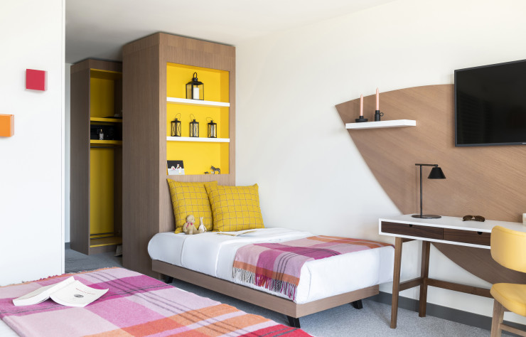 La couleur n’est pas en reste et s’épanouit du mobilier au linge de maison.
