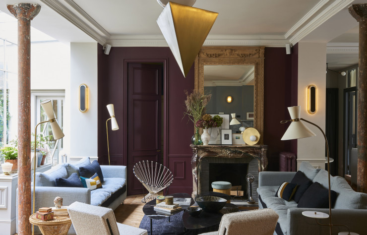 Dans le salon de Dorothée Delaye, les pièces chinées : la cheminée, le miroir, les tables basses en marbre noir Saint Laurent, le fauteuil « Coquetier », signé de l’ ARP (Steiner), et les lampes années 50, se mêlent aux canapés Caravane, aux appliques « L’Hypocrite » et à la suspension « L’Instable », les deux créées par le duo Desjeux Delaye (Melissa Regan Editions).