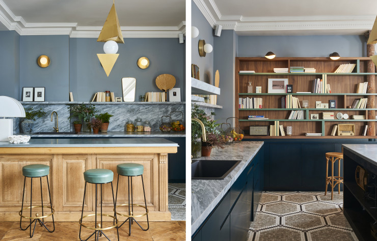 Sur le bar en bois de la cuisine, réalisé par un menuisier à partir d’un modèle ancien, est posée une lampe des années 70 Olympe, signée Harvey Guzzini (ED) et chinée chez Maison Mère. La crédence, un grès cérame façon marbre arabescato, est surmontée d’objets et de livres vintage éclairés par les appliques « Le Nerveux » (Desjeux Delaye au Bon Marché). Au sol, la mosaïque de marbre a été réalisée d’après un dessin de Dorothée Delaye.