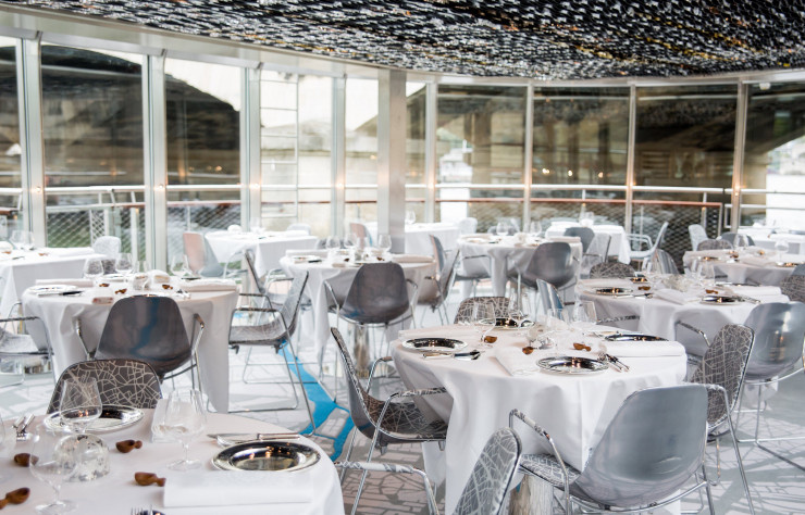 L’intérieur du Ducasse sur Seine est conçu par Maurizio Galante et Tal Lancman, à la tête d’Interware, un studio à la croisée de la mode, du design, de l’architecture et de l’art.