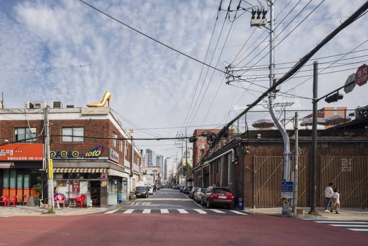 Manufactures, ateliers, cordonneries, cafés… Le quartier de Seongsu-dong ne cesse de renaître de ses cendres. L’heure est aux offres commerciales plurielles.