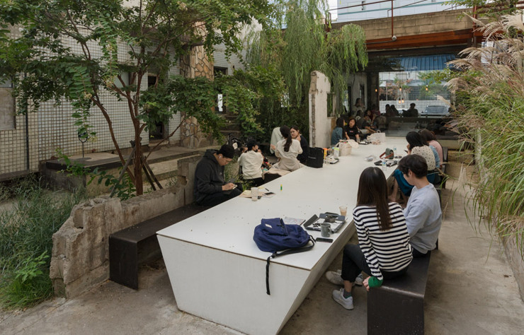 Le bâtiment dans lequel se trouve le café Onion a connu mille et une destinées. Construit dans les années 70, il a accueilli tour à tour un supermarché, un restaurant, un atelier de réparation automobile et une usine de métal avant de devenir, il y a deux ans, l’archétype du café industriel séoulite.