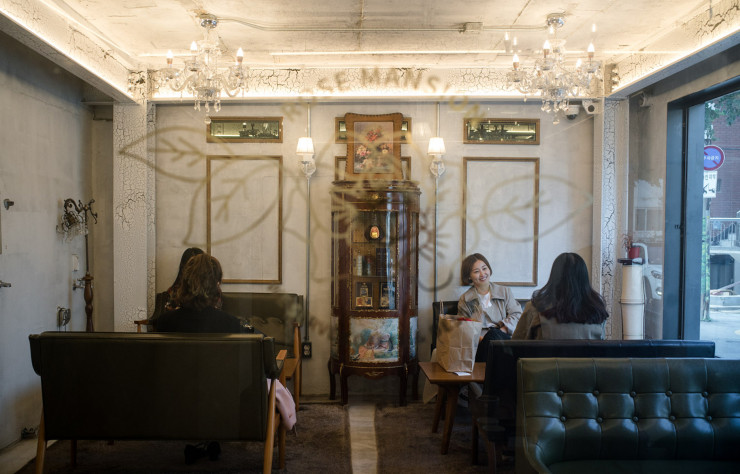Situé dans un dédale de ruelles, le café Rose Mansion est installé dans une demeure traditionnelle à plusieurs étages.