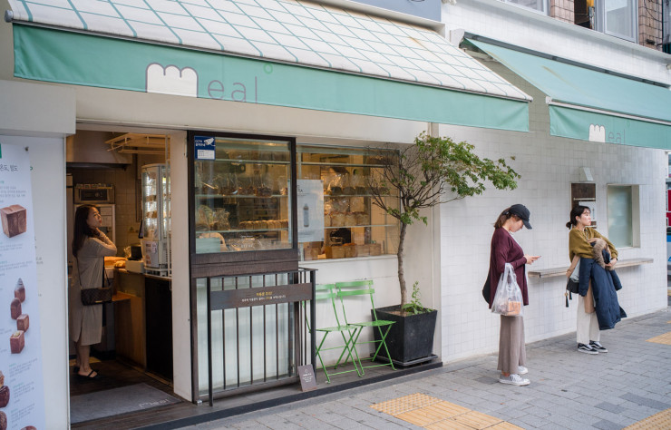 Chez Meal, une foule docile et stylée attend patiemment pour s’offrir, à tour de rôle, un assortiment de petits pains et autres douceurs fabriquées par cette minuscule boulangerie.