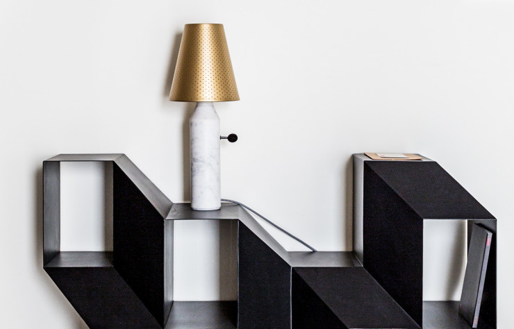Lampe « Vulcain » en marbre de Carrare et laiton perforé, design Pool (La Chance).