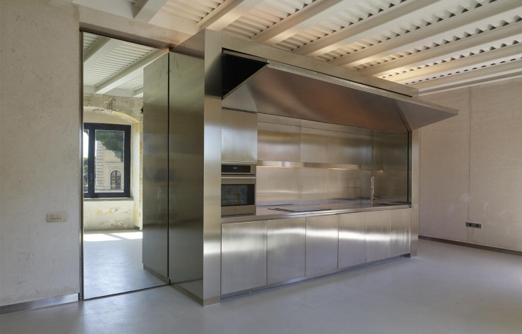 Les vestiges des différentes bâtisses cohabitent élégamment avec des matériaux et des équipements d’aujourd’hui.