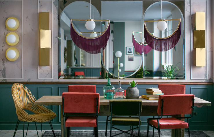 L’hôtel La Planque, à Paris (Xe), relève presque de la maison de famille avec son ambiance intimiste et chaleureuse. À la qualité d’architectes d’intérieur, Desjeux Delaye ajoutent celle de créatrices de pièces de mobilier, éditées chez Versant Édition ou Ligne Roset, ou de luminaires pour Melissa Regan Editions, comme ici les appliques « L’Indomptable », de chaque côté du miroir, ou « Le Nerveux », en trois exemplaires, à gauche.
