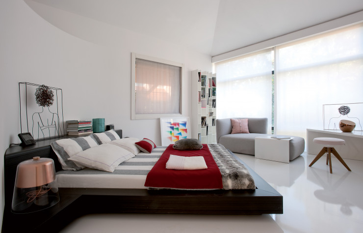 Le lit des propriétaires a été réalisé sur mesure par les architectes. La lampe Semplice (Oluce), le linge de lit Marina C et une sculpture en fil de métal suffisent à annuler toute froideur et soulignent l’importance que Danila Cassina accorde à l’« accessoirisation » d’une maison.