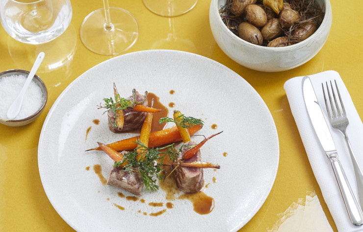 Classé parmi les meilleurs chefs du monde, Guy Martin signe une carte gaie et inventive.