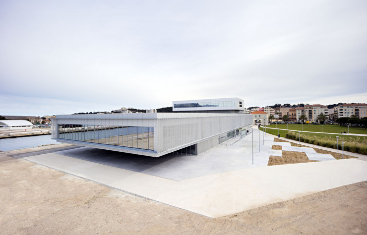 Livré en 2015, le casino de La Seyne-sur-Mer se trouve sur le site des anciens chantiers navals.