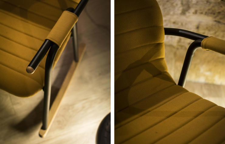 Sertis de bouchons en chêne naturel ou teinté, les accoudoirs sont dessinés par la jonction des piétements et du dossier.