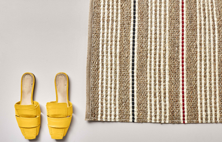 Parmi les nouveautés de ce catalogue printemps-été, on trouve beaucoup de tapis monochromes ou colorés (Kongstrup, Langsted…) en sisal, jute ou coton.