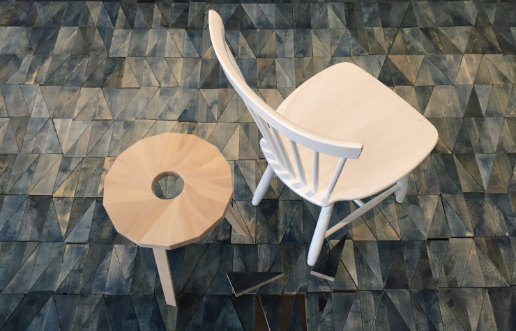 Tabouret conçu par Marie-Louise Hellgren avec les chutes de fabrication de la chaise best-seller de Stolab.