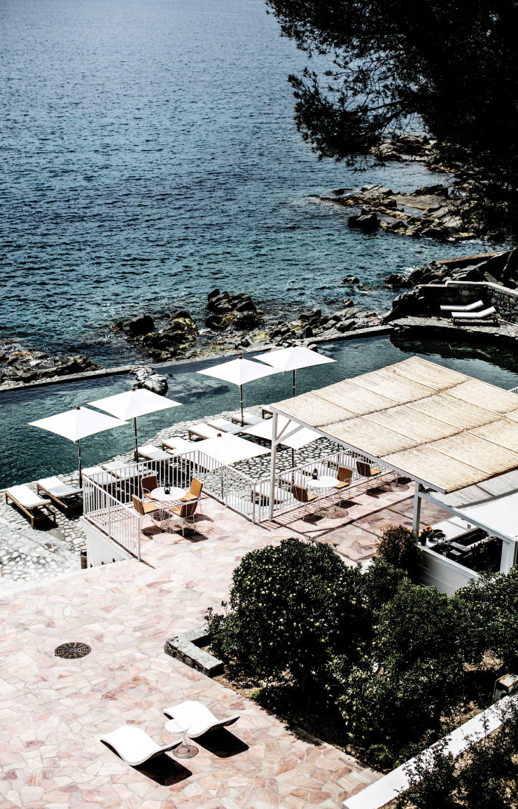 L’hôtel Les Roches rouges, à Saint-Raphaël, est un 5-étoiles installé dans une architecture moderniste des années 50.