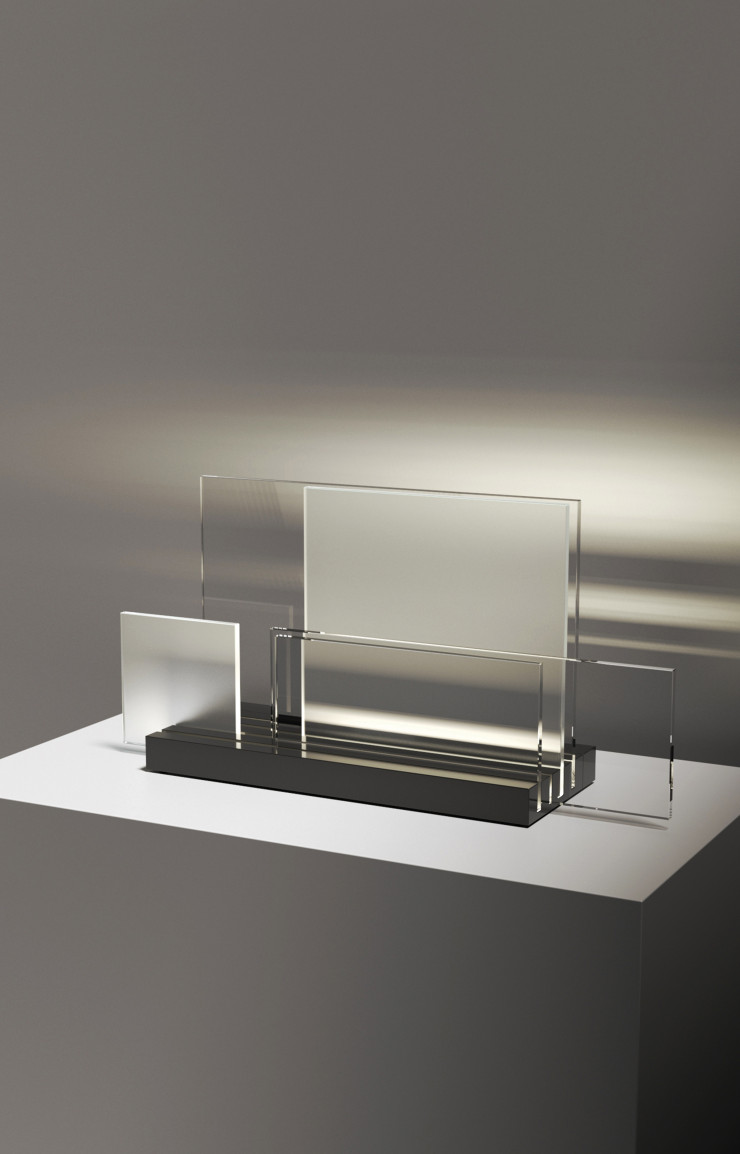 La lampe On Lines, créée par Jean Nouvel Design pour la marque Nemo, est un jeu de plaques de verre sur une règle lumineuse. À chacun de composer sa structure et donc sa transparence et sa lumière !