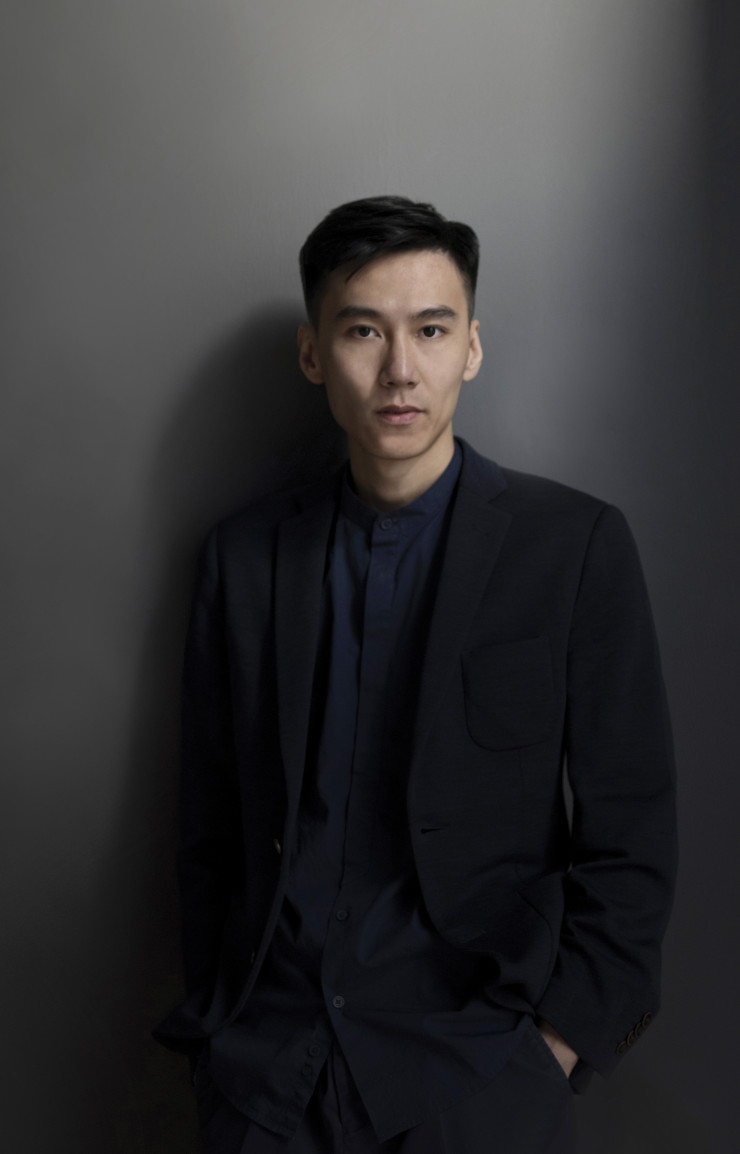 Le fondateur de Frank Chou Design Studio est né à Pékin et vit et travaille aujourd’hui à Xiamen.