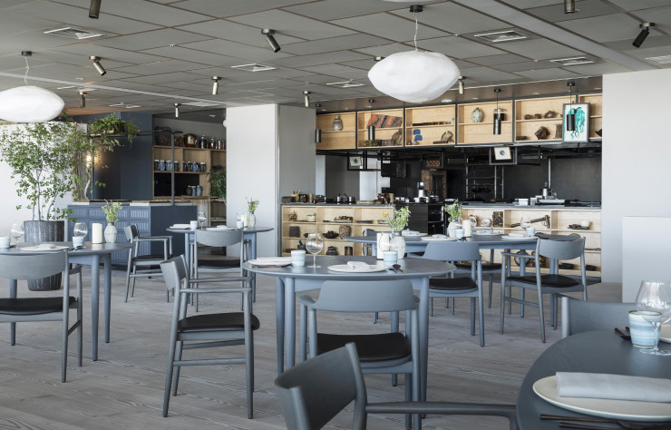 À Tokyo, le chef Thomas Frebel (du Noma), a demandé à OeO Studio de concevoir le restaurant Inua. Ainsi est née la collection « Jari » (Brdr. Krüger)