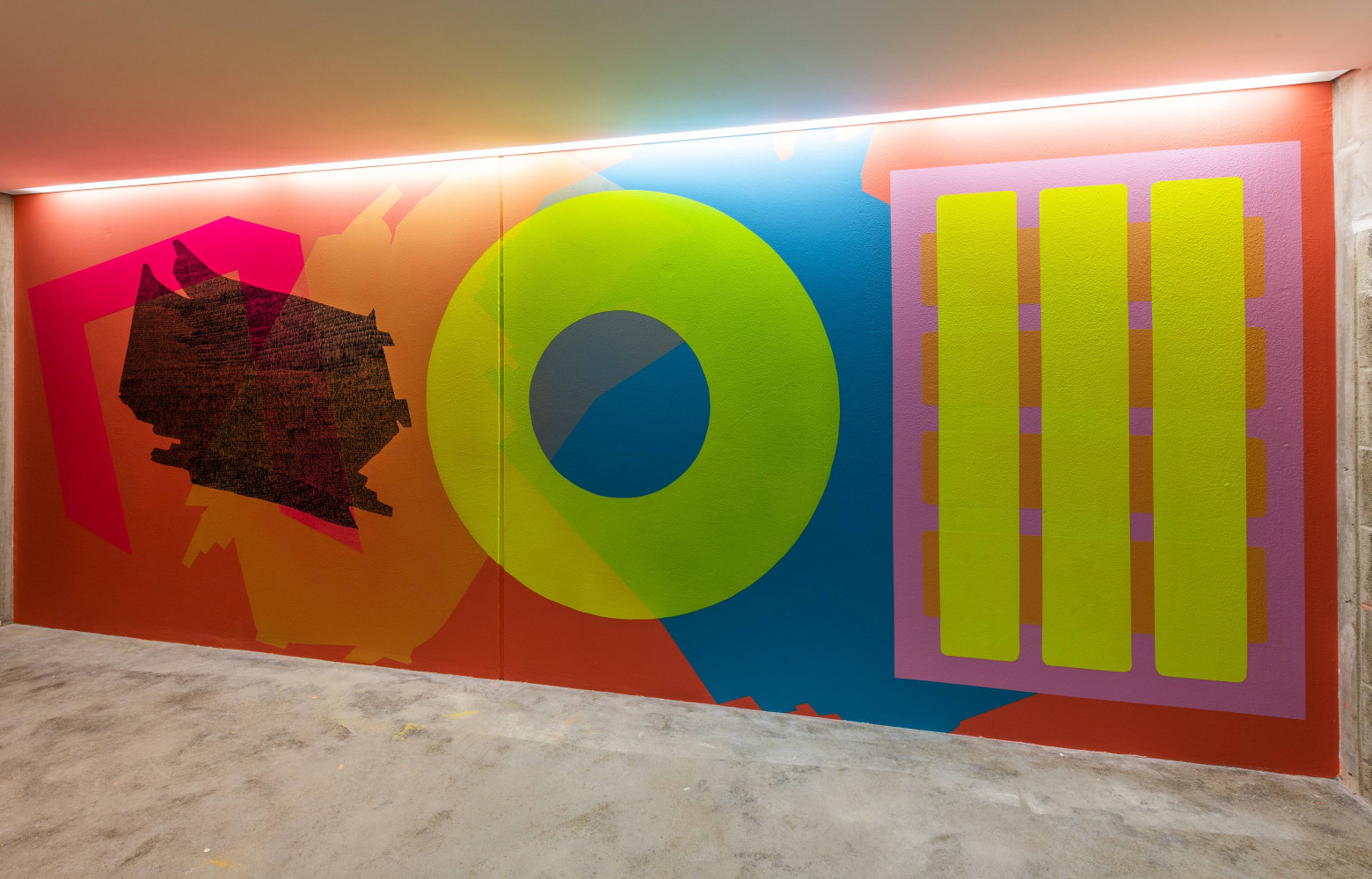 Sur le mur d'en face l'artiste d’origine brésilo-chilienne signe « Paysage décomposé 2 », largement inspiré de...