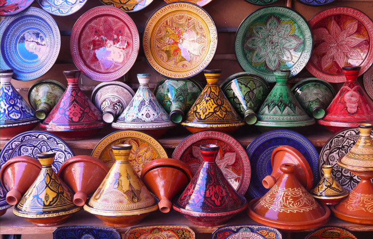 Issu de la cuisine berbère, le tajine a conquis le monde entier pour ses saveurs bien sûr mais aussi pour son plat de cuisson iconique.