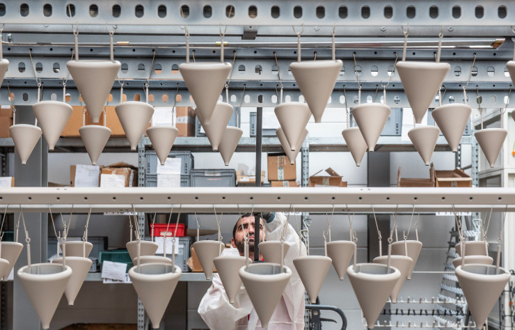 Le nouveau bâtiment abrite les équipements qui permettent de réaliser les finitionsdes lampes, comme ici le corps de la lampe Salt & Pepper.
