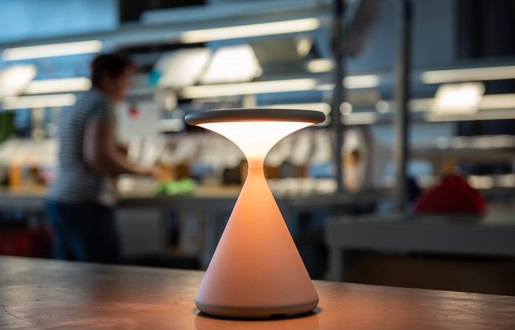 Branle-bas de combat : c’est le premier jour de montage des nouvelles Salt & Pepper, modèle sans fil, portable, « dimmable » (compatible avec un variateur), avec Bluetooth en option, Jusqu’au dernier moment ce jour-là, on procède aux ultimes réglages pour offrir un produit parfait.