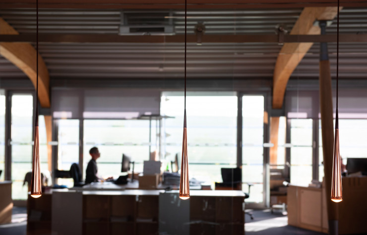 Symbole de l’esprit maison, cette suspension Niceone propose une forme qui sert sa fonction : le corps allongé permet à la LED de mieux refroidir.