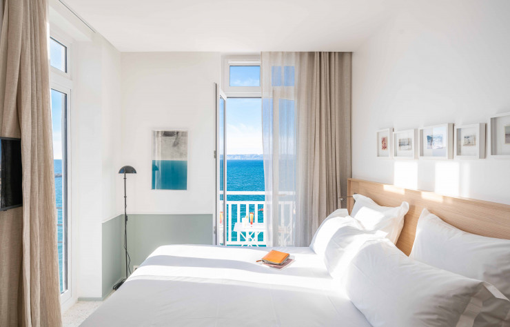 Les chambres présentent une déco assez minimaliste pour ne pas interférer avec la vue.