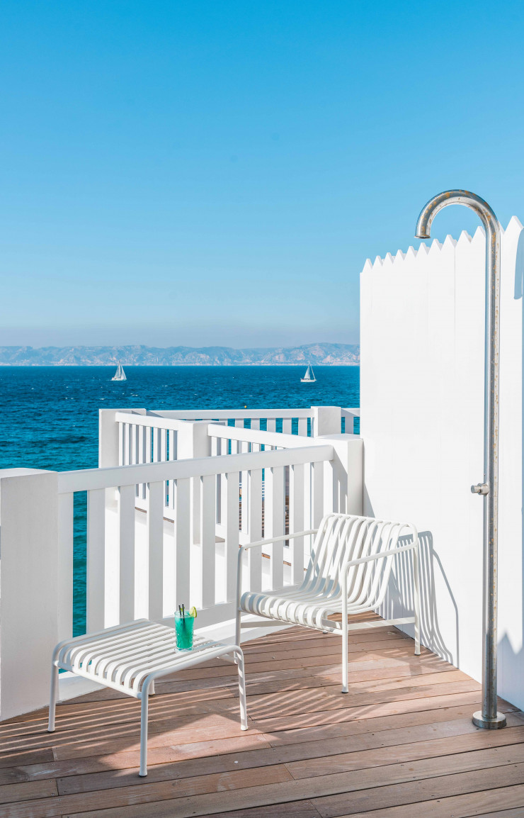 Sur la terrasse, fauteuil et repose-pieds Palissade des Bouroullec (Hay).