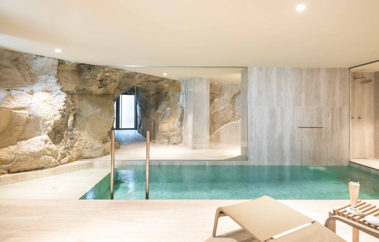 Le spa creusé dans la roche et son passage secret vers la Méditerranée.