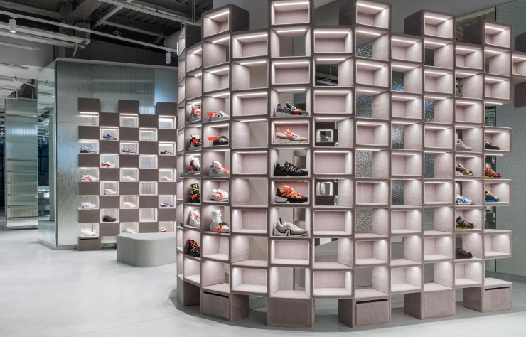 Le meuble de présentation des sneakers a été développé par BIG.