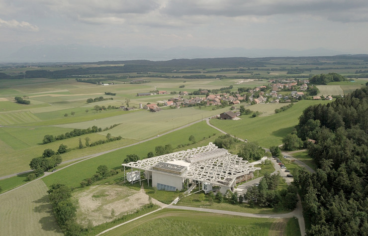La Fondation Jan Michalski a été érigée en lieu et place d’une colonie de vacances et d’une chapelle détruites avant la nouvelle construction. Au fond, le lac Léman et le massif du Mont-Blanc.