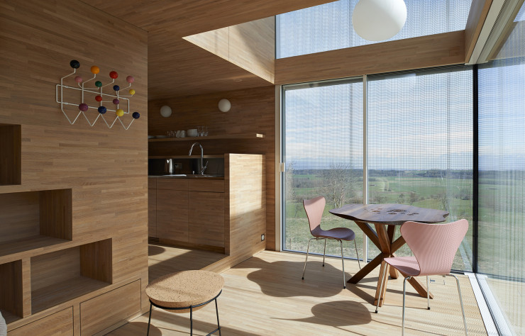 Une résille s’enroule autour de la cabane Bonnet, qui cultive un certain art de vivre. Chêne clair et ouverture au-dessus du lit sur la canopée… ça fait rêver. Connexions Wi-Fi et avec les étoiles garanties !