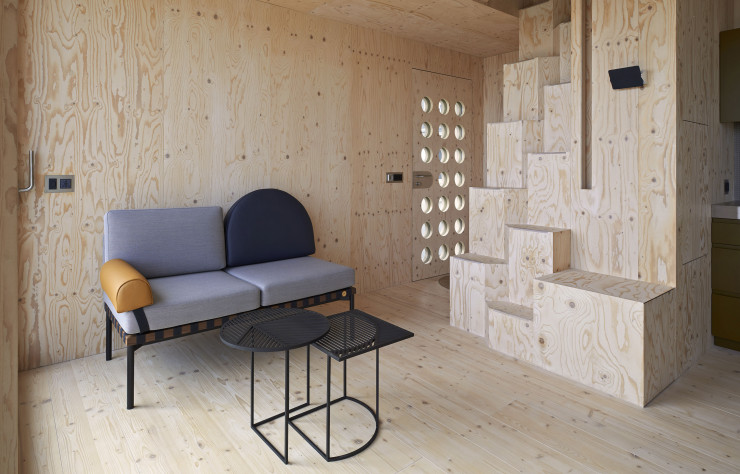 Accoya dehors, pin dedans, la cabane Fuhrimann-Hächler cache un escalier à pas décalé qui mène à la chambre et au bureau. Déco et économie de moyens pour un résultat lumineux efficace.