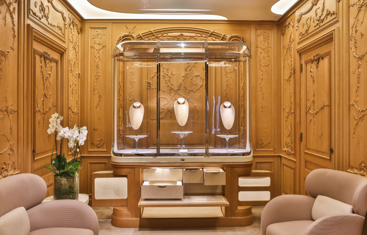 Chargée de redéfinir les contours de la boutique du Ier arrondissement, à Paris, du joaillier Van Cleef & Arpels, l’agence d’architecture Jouin Manku a recouru aux savoir-faire de l’Ébénisterie générale.