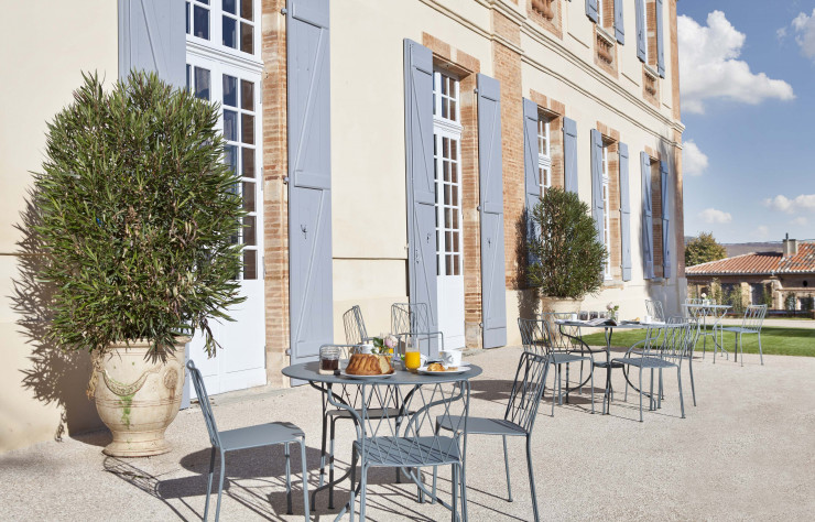 L’hôtel du château de Drudas a quant à lui opté pour les chaises « Kintbury » de Fermob.