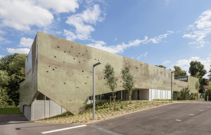Au-delà de son programme peu conventionnel, le bâtiment se distingue par une matérialité singulière, qui tranche avec l’aspect aseptisé des lieux médicalisés.