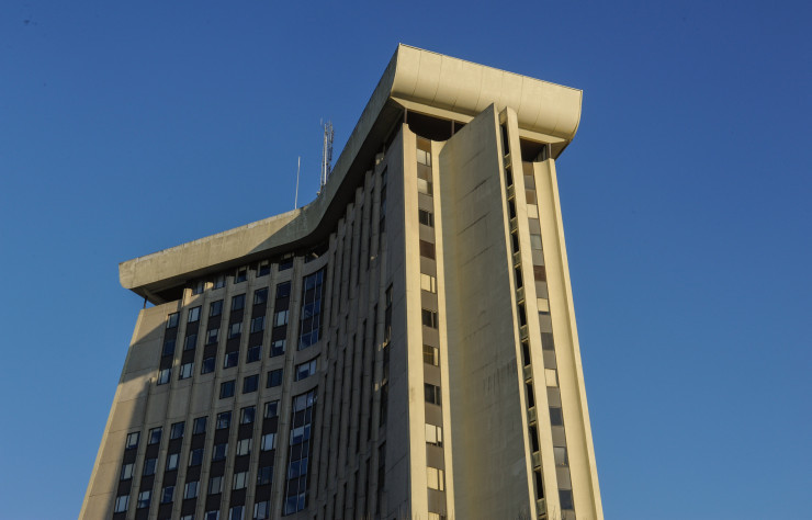 Le palais de justice de Créteil, édifice de 1978 signé Daniel Badani, a la forme d’un livre ouvert géant. Est-ce pour nous dire qu’ici le « livre de la loi » et autres codes juridiques en tous genres règnent de leur toute-puissance ? Sa silhouette intimidante – ainsi que le siège du PCF et le Centre national de la danse de Pantin – apparaît dans Trepalium, série télévisée d’anticipation nous racontant un monde où le travail et la richesse sont confisqués par une poignée d’élus.