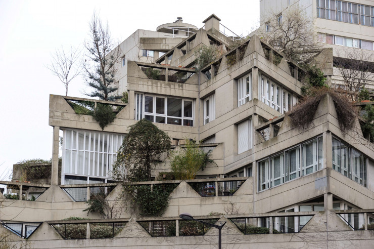 Depuis les années 70, les « Étoiles » de Jean Renaudie, dans le centre-ville d’Ivry-sur-Seine, déploient des volumes anguleux et des circulations sophistiquées qui les font ressembler à une énorme sculpture cubiste.