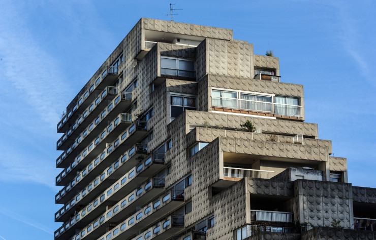 Organisés en gradins, les immeubles des Damiers doivent leur nom aux panneaux de béton à motifs circulaires qui tapissent leurs façades.
