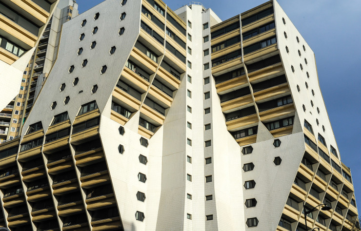 C’est l’un des grands ensembles les plus notables de Paris : situées dans le XIXe arrondissement, les Orgues de Flandre (1973-80) consistent en deux bâtiments linéaires structurés en gradins auxquels s’ajoutent quatre tours immenses aux arêtes irrégulières et complexes. Dessinée par l’architecte allemand Martin Schulz van Treeck, la cité évoque, dans ses formes, les sculptures et les maquettes de villes imaginaires que concevait Kazimir Malevitch.