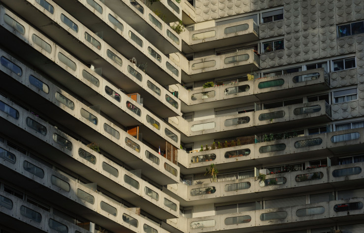 Au coeur de l’ensemble des Damiers de Courbevoie (1974), dessiné par Jacques Binoux et Michel Folliasson.