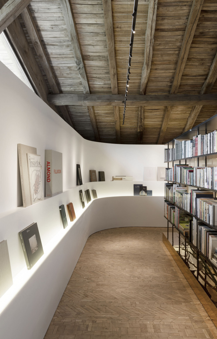 Dans la partie contemporaine, la bibliothèque se mue en étagères longilignes et gagne des parois immaculées, intelligemment sculptées.