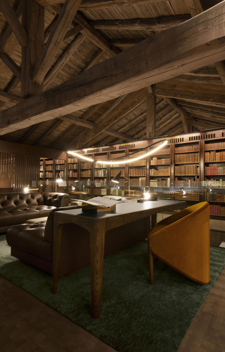 L’architecture et le mobilier s’accordent à l’unisson pour matérialiser l’ambiance feutrée propice à la lecture.