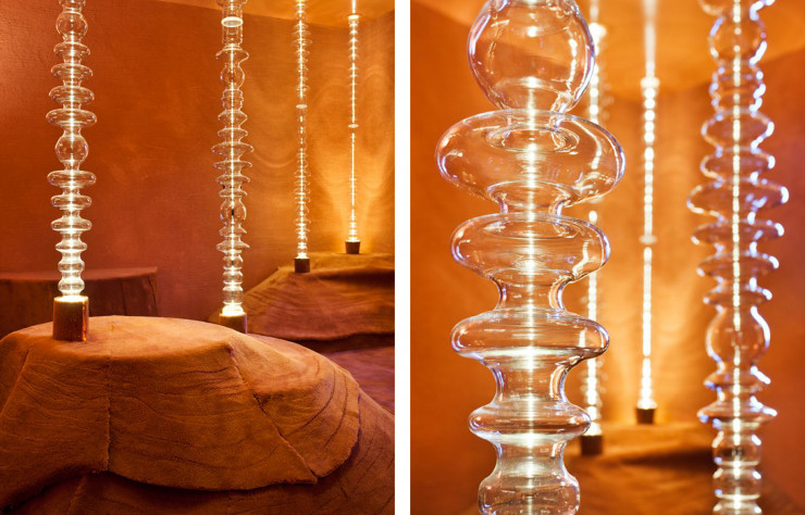 L’espace de la marque Simon, illuminé par les lampes en cristal du studio Mayice.