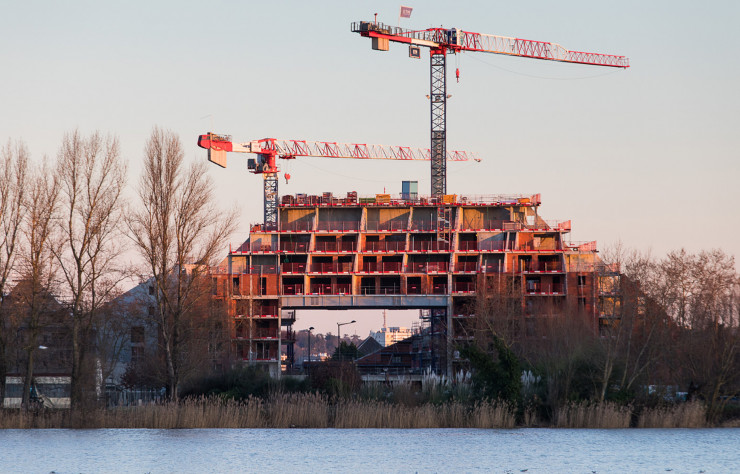 Face à la Garonne, un porche monumental dessine une continuité entre le fleuve et le jardin intérieur.